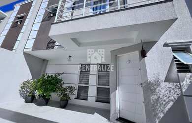 Imagem: A casa possui 3 Dormitórios, 1 Banheiro, 2 Vagas na garagem