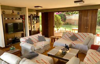 Imagem: A casa possui 4 Dormitórios, 5 Banheiros, 5 Vagas na garagem