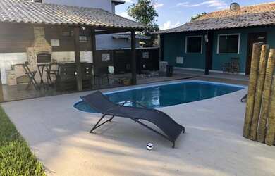 Imagem: A casa possui 2 Dormitórios, 1 Banheiro, 2 Vagas na garagem