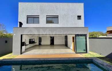 Imagem: A casa possui 4 Dormitórios, 5 Banheiros, 4 Vagas na garagem