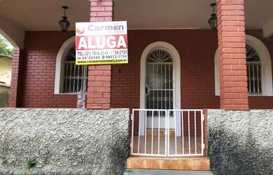 Imagem: A casa possui 4 Dormitórios, 3 Banheiros, 4 Vagas na garagem