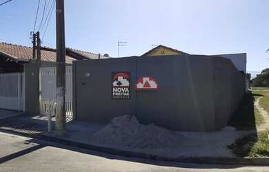 Imagem: A casa possui 3 Dormitórios, 1 Banheiro, 2 Vagas na garagem