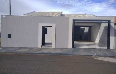 Imagem: A casa possui 3 Dormitórios, 2 Banheiros, 2 Vagas na garagem