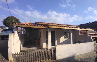 Imagem: A casa possui 3 Dormitórios, 2 Banheiros, 1 Vaga na garagem