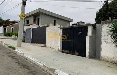 Imagem: A casa possui 3 Dormitórios, 2 Banheiros, 4 Vagas na garagem