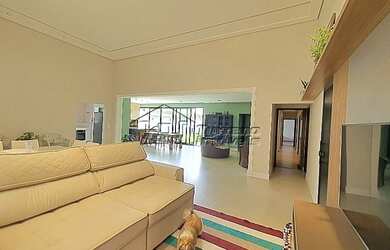 Imagem: A casa em condomínio possui 4 Dormitórios, 5 Banheiros, 2