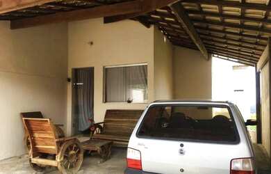 Imagem: A casa e possui 3 Dormitórios, Suítes, 2 Banheiros, 3 Vagas