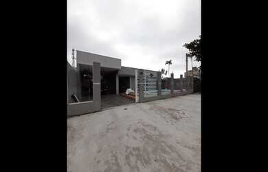 Imagem: A casa possui 5 Dormitórios, 3 Banheiros, 4 Vagas na garagem