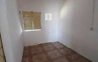 Imagem: A casa possui 3 Dormitórios, 1 Banheiro, 2 Vagas na garagem