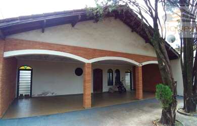 Imagem: A casa possui 5 Dormitórios, 3 Banheiros e 185m² de Área