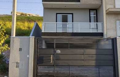 Imagem: A casa possui 3 Dormitórios, 3 Banheiros, 4 Vagas na garagem