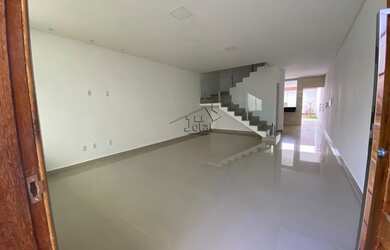 Imagem: A casa possui 3 Dormitórios, 2 Banheiros, 2 Vagas na garagem