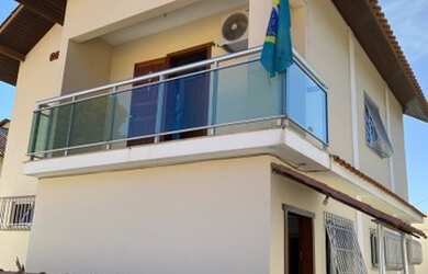 Imagem: A casa possui 2 Dormitórios, 2 Banheiros, 2 Vagas na garagem