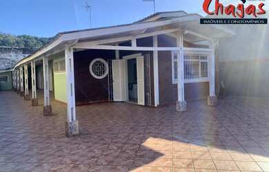 Imagem: A casa possui 3 Dormitórios, 3 Banheiros, 4 Vagas na garagem