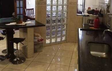 Imagem: A casa possui 3 Dormitórios, 1 Banheiro, 2 Vagas na garagem