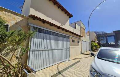 Imagem: A casa possui 4 Dormitórios, 3 Banheiros, 2 Vagas na garagem