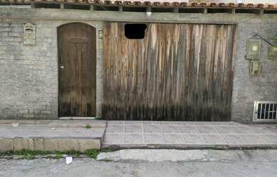 Imagem: A casa possui 2 Dormitórios, 2 Banheiros, 2 Vagas na garagem