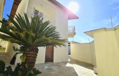 Imagem: A casa possui 3 Dormitórios, 3 Banheiros, 4 Vagas na garagem