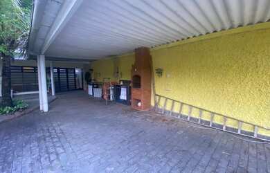 Imagem: A casa possui 3 Dormitórios, 3 Banheiros, 5 Vagas na garagem