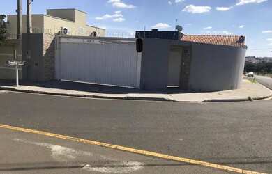 Imagem: A casa possui 1 Dormitório, 1 Banheiro, 2 Vagas na garagem