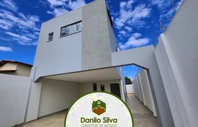 Imagem: A casa possui 3 Dormitórios, 3 Banheiros, 4 Vagas na garagem