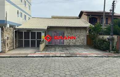 Imagem: A casa possui 3 Dormitórios, 3 Banheiros, 2 Vagas na garagem