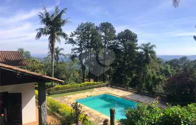 Imagem: A casa possui 4 Dormitórios, 5 Banheiros, 5 Vagas na garagem