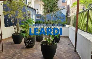 Imagem: A casa possui 3 Dormitórios, 5 Banheiros, 2 Vagas na garagem