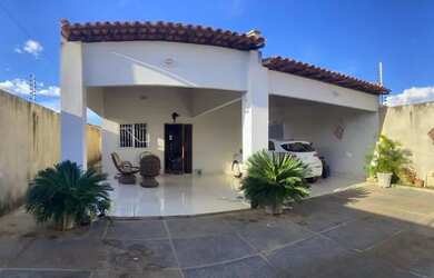 Imagem: A casa possui 3 Dormitórios, 2 Banheiros, 4 Vagas na garagem