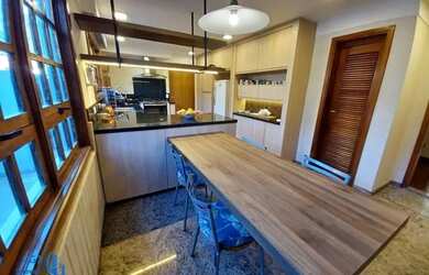 Imagem: A casa possui 4 Dormitórios, 3 Banheiros, 4 Vagas na garagem