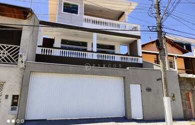 Imagem: A casa possui 4 Dormitórios, 3 Banheiros, 4 Vagas na garagem