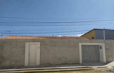 Imagem: A casa possui 2 Dormitórios, 2 Banheiros, 2 Vagas na garagem