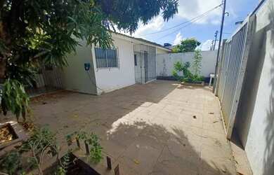 Imagem: A casa possui 3 Dormitórios, 2 Banheiros, 2 Vagas na garagem