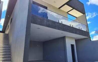 Imagem: A casa possui 3 Dormitórios, 2 Banheiros, 4 Vagas na garagem