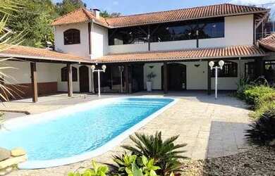 Imagem: A casa possui 2 Dormitórios, 4 Banheiros, 5 Vagas na garagem