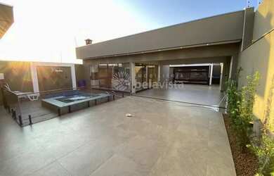 Imagem: A casa possui 2 Dormitórios, 2 Banheiros, 4 Vagas na garagem