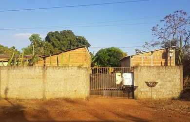 Imagem: A casa possui 2 Dormitórios, 1 Banheiro, 4 Vagas na garagem