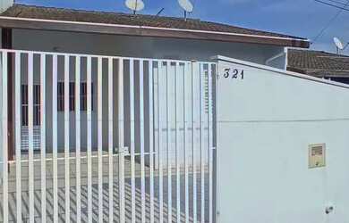 Imagem: A casa possui 2 Dormitórios, 1 Banheiro, 2 Vagas na garagem