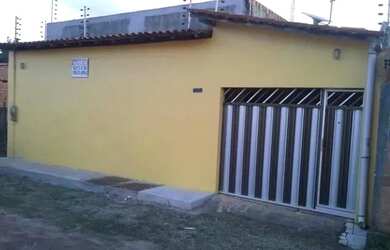 Imagem: A casa possui 2 Dormitórios, 2 Banheiros, 2 Vagas na garagem