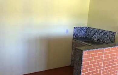 Imagem: A casa possui 2 Dormitórios, 1 Banheiro, 2 Vagas na garagem