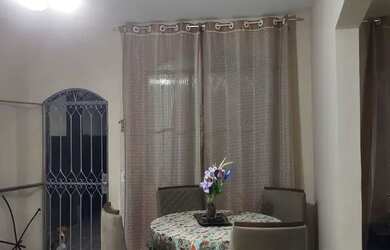 Imagem: A casa possui 3 Dormitórios, 3 Banheiros, 2 Vagas na garagem