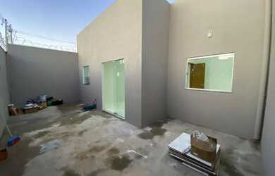 Imagem: A casa possui 3 Dormitórios, 1 Banheiro, 2 Vagas na garagem