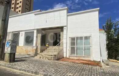 Imagem: A casa possui 1 Dormitório, 2 Banheiros, 5 Vagas na garagem