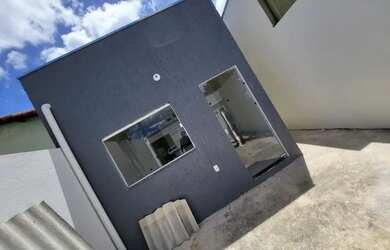 Imagem: A casa possui 2 Dormitórios, 1 Banheiro, 2 Vagas na garagem