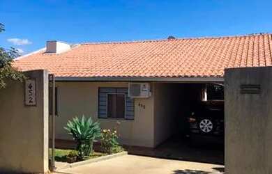 Imagem: A casa possui 3 Dormitórios, 2 Banheiros, 3 Vagas na garagem