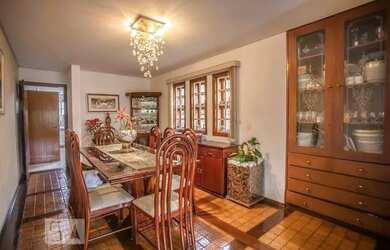 Imagem: A casa possui 3 Dormitórios, 3 Banheiros, 2 Vagas na garagem