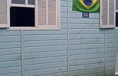Imagem: A casa possui 2 Dormitórios, 1 Banheiro, 2 Vagas na garagem