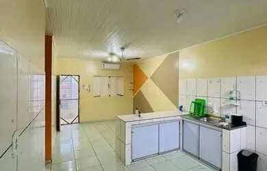 Imagem: A casa possui 3 Dormitórios, 1 Banheiro, 1 Vaga na garagem