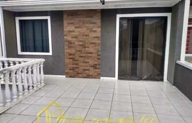 Imagem: A casa possui 3 Dormitórios, 3 Banheiros, 2 Vagas na garagem