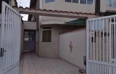 Imagem: A casa possui 3 Dormitórios, 2 Banheiros, 1 Vaga na garagem